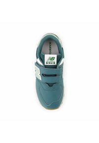 Zapatilla deportiva en color verde azulado con parte superior sintética, paneles de malla, correa de velcro y detalles en blanco. Presenta una etiqueta de marca con "New Balance 574."