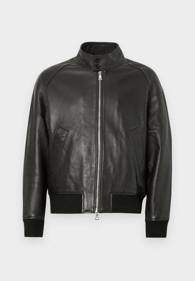 Veste bomber en cuir noir avec un col haut, fermeture éclair à l'avant, poignets et ourlet côtelés, et poches latérales. Texture lisse et design élégant.