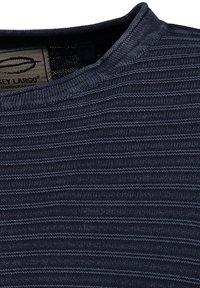 Navyblau gestreiftes Strickshirt mit rundem Ausschnitt und subtiler Texturierung sowie einem gewebten Etikett am Kragen.