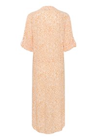 Šaty s květinovým vzorem v jemně oranžové a bílé barvě, krátké rukávy s ohrnutím, po kolena s volným střihem a zaobleným lemem.