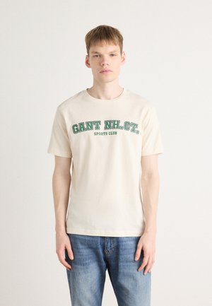 Kremfarget bomull T-skjorte med grønn trykket tekst "GANT NH. CT. SPORTS CLUB," kort ermer, og en klassisk rund hals designe.