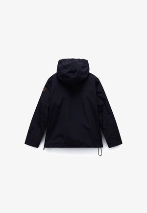 Czarna kurtka z kapturem i długimi rękawami, regulowanym sznurkiem u dołu oraz okrągłą naszywką na górnej części lewego rękawa, pokazana od tyłu.