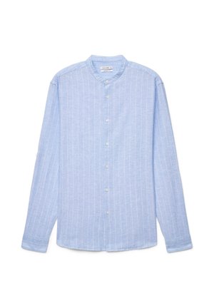 Camicia azzurro chiaro a maniche lunghe con bottoni, righe verticali bianche e collo alla coreana, stesa su uno sfondo bianco.