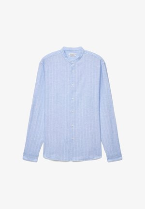 Camicia azzurro chiaro a maniche lunghe con bottoni, righe verticali bianche e collo alla coreana, stesa su uno sfondo bianco.