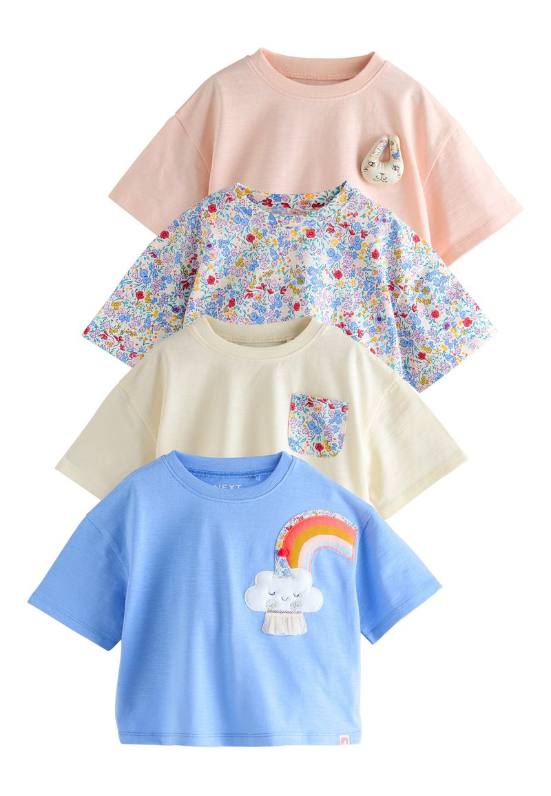 Quattro t-shirt a maniche corte: rosa, con stampa floreale, crema con tasca e blu con motivo arcobaleno e nuvola. Tessuto morbido in cotone, vestibilità comoda.