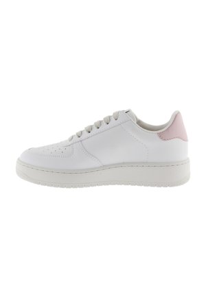 Sneaker bianca a basso profilo con lacci bianchi e linguetta rosa sul tallone, con dettagli cuciti e suola testurizzata.