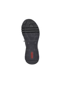 Semelle de chaussure en caoutchouc noir avec des motifs texturés, présentant des rainures et des indentations pour la traction, et un accent rouge de marque au centre.