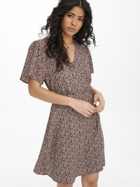 Vestido floral em roxo escuro com mangas curtas e esvoaçantes, decote em V e cintura ajustada, apresentando uma pequena estampa de flores por toda a peça.