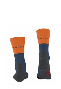 Calzini crew arancioni e blu con texture a coste. Caratterizzati da una suola grigia imbottita e un logo rosso. Design distintivo con blocchi di colore.
