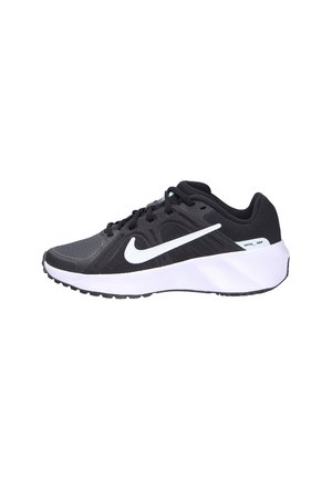 Chaussure de sport noire avec tige synthétique, panneaux en maille, logo blanc, semelle rembourrée et semelle extérieure en caoutchouc noir texturé pour une adhérence optimale.