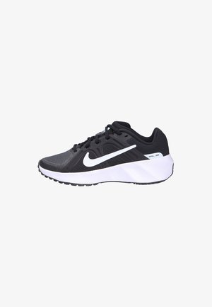 Zwarte sportieve sneaker met synthetisch bovenwerk, mesh panelen, wit logo, gevoerde zool en gestructureerde zwarte rubberen buitenzool voor grip.