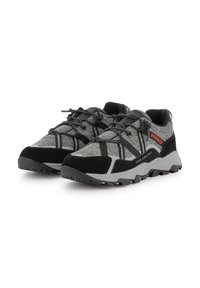 Chaussures de sport en mesh et daim de couleur grise et noire. Présentent un dessus texturé, des rayures contrastantes, des lacets et une semelle en caoutchouc avec une traction.