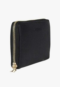 Portafoglio in pelle nera con superficie testurizzata, chiusura con cerniera dorata e logo impresso sul davanti. Design rettangolare compatto.