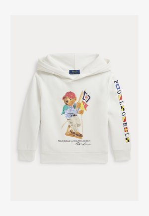 Biała bluza z kapturem z nadrukiem niedźwiedzia w czerwonej czapce trzymającego sygnałowe flagi morskie, z napisem "POLO RALPH LAUREN" i kolorowymi wzorami flag na rękawie.