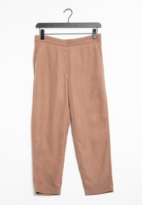 Pantalons en tissu doux marron avec une coupe droite, dotés de poches latérales et d'une finition lisse, suspendus à un cintre noir.