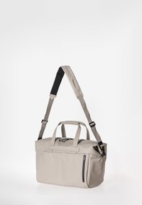 Beiger Duffelbag aus strapazierfähigem Material, mit zwei Griffen, einem verstellbaren Schultergurt, einer Reißverschlusstasche und einer eleganten rechteckigen Form.