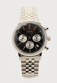 Relógio Timex Marlin com mostrador preto, caixa e bracelete de aço inoxidável prateado, submostradores de cronógrafo e grandes marcadores de horas em números árabes.