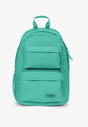 Türkisfarbener Eastpak-Rucksack mit zwei Reißverschluss-Vordertaschen, einem Tragegriff oben und einer Netz-Seitentasche.