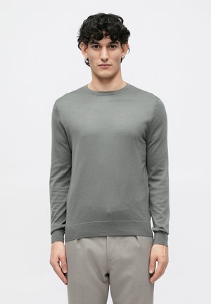 Sweater cinza de manga longa com decote redondo, feito de um material leve e suave. Corte justo com punhos e barra canelados.