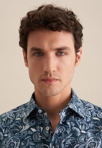 Camicia da uomo azzurro con motivo paisley, colletto alla francese, chiusura con bottoni e tessuto testurizzato, con bottoni bianchi e design slim fit.