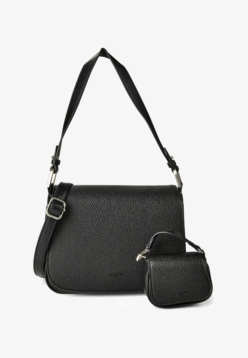 Zwarte schoudertas van getextureerd leer met verstelbare riem en een klein bijpassend tasje met handvat ernaast.