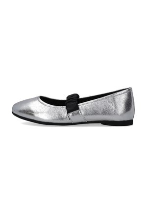 Silberne Ballerinas mit strukturierter Metallic-Oberfläche, ausgestattet mit einem schwarzen Stoffakzent und einem runden Zehenbereich, auf einer flachen Sohle.