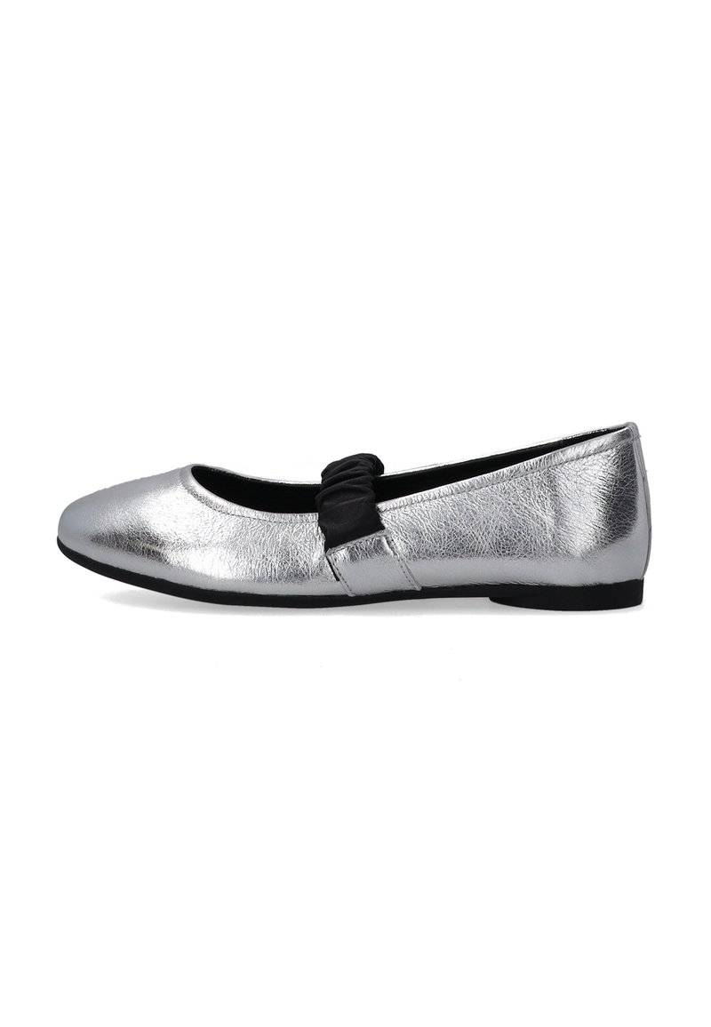 Silberne Ballerinas mit strukturierter Metallic-Oberfläche, ausgestattet mit einem schwarzen Stoffakzent und einem runden Zehenbereich, auf einer flachen Sohle.