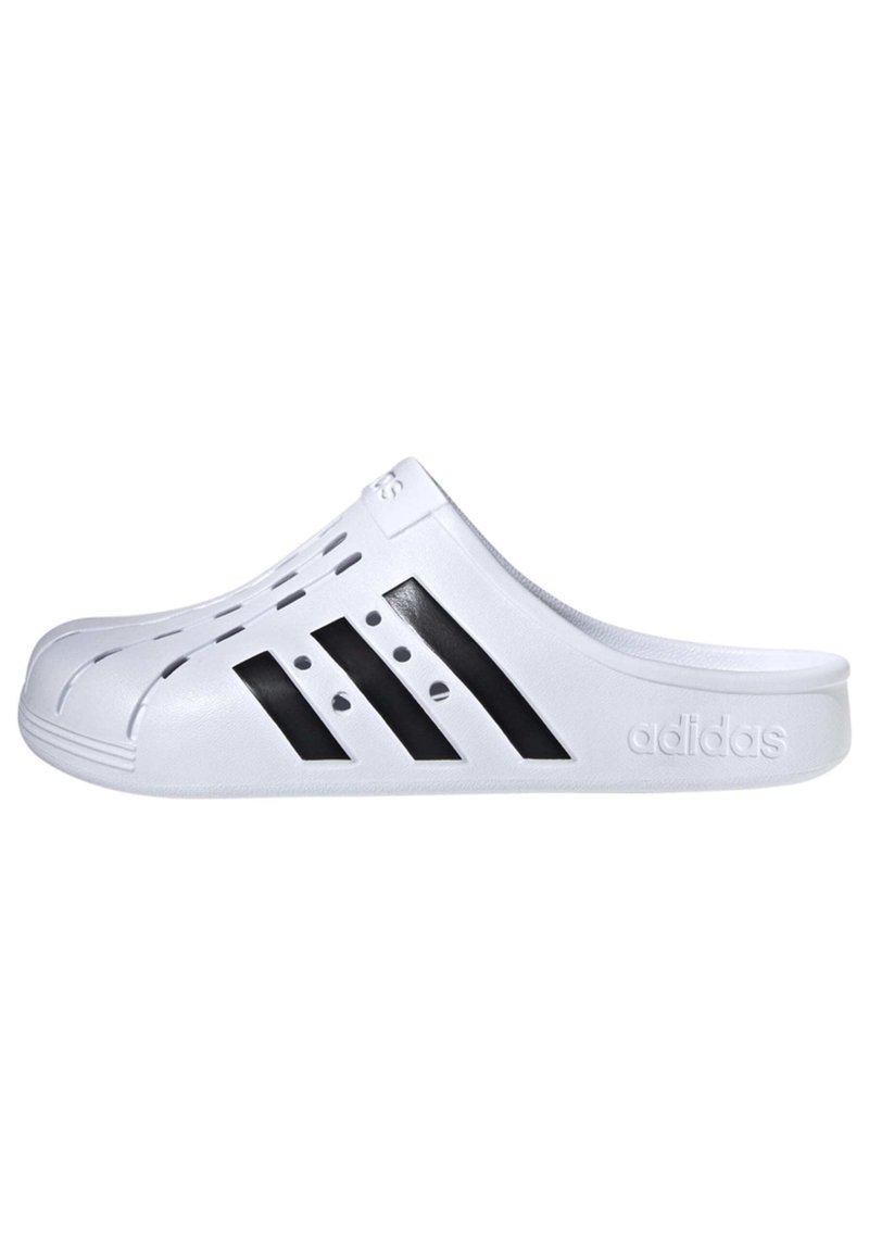 Zoccoli bianchi senza lacci con design a tre strisce nere, fori di ventilazione lungo la parte superiore e dettagli testurizzati sulla suola. Logo "Adidas" sul lato.