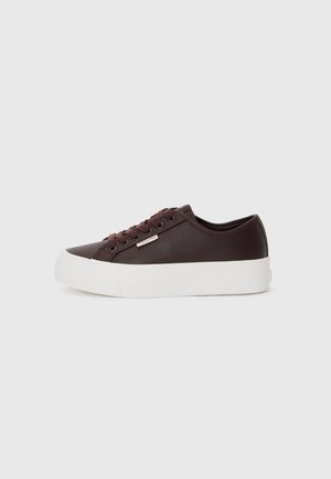 Sneakers in pelle marrone con lacci color marsala e suola in gomma bianca. Presentano una texture liscia e un sottile dettaglio di branding sul lato.