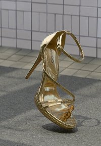 Pasirinkta, gold-coloured