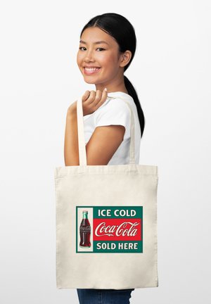 Torba płócienna w naturalnym kolorze z retro reklamą Coca-Coli, z zieloną ramką i wyraźnym czerwonym tłem.