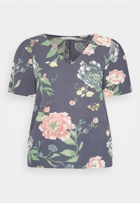 Top de manga curta floral em azul marinho escuro com decote em V. Apresenta padrões coloridos de peônias e borboletas. Textura suave e lisa. Tecido leve.