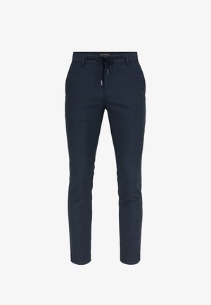 Granatowe spodnie w kratę, zwężane, z elastycznym paskiem w talii i sznurkiem do regulacji oraz gładką teksturą materiału.