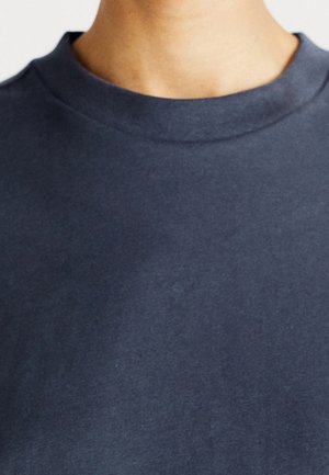 Marineblauwe katoenen t-shirt met een ronde hals, korte mouwen en een gladde, even textuur. Geen zichtbare patronen of accenten.