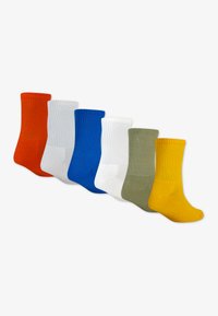 Seis pares de meias até o meio da panturrilha nas cores laranja, branco, azul, verde oliva e amarelo. Textura canelada e calcanhar e biqueira reforçados.