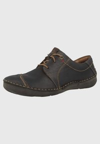 Scarpa in pelle nera con punta tonda, dettagli cuciti e lacci. Gli accenti marroni e la finitura testurizzata completano il design.