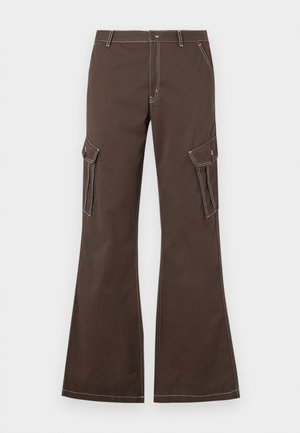 Brune cargo bukser med flagrende ben, der har sidelommer, hvide syninger og metalknaplukning.