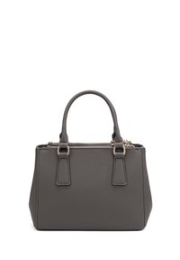 Borsa a mano in pelle sintetica grigia con doppi manici, chiusura con zip, forma strutturata e dettagli in metallo dorato. Superficie testurizzata.
