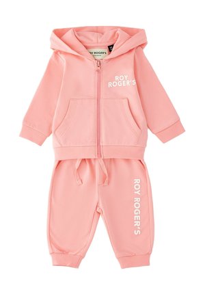 Tuta due pezzi rosa per bambino con giacca con cappuccio e zip e pantaloni con coulisse, entrambi stampati con "ROY ROGER'S" in lettere bianche.