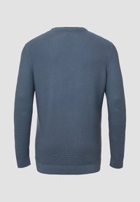 Dunkelblauer Strickpullover mit Rundhalsausschnitt, langen Ärmeln sowie geripptem Saum und Bündchen. Verfügt über ein strukturiertes, horizontales Streifenmuster.