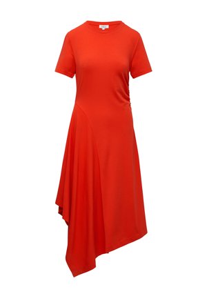 Abito rosso a maniche corte realizzato in morbido tessuto, con un orlo curvo e dettagli arricciati laterali, creando una silhouette asimmetrica.