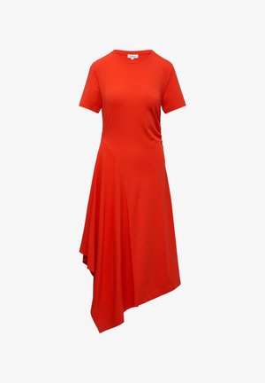 Rode jurk met korte mouwen, gemaakt van zachte stof, met een afgeronde zoom en geplooide zijkant, wat een asymmetrische silhouet creëert.