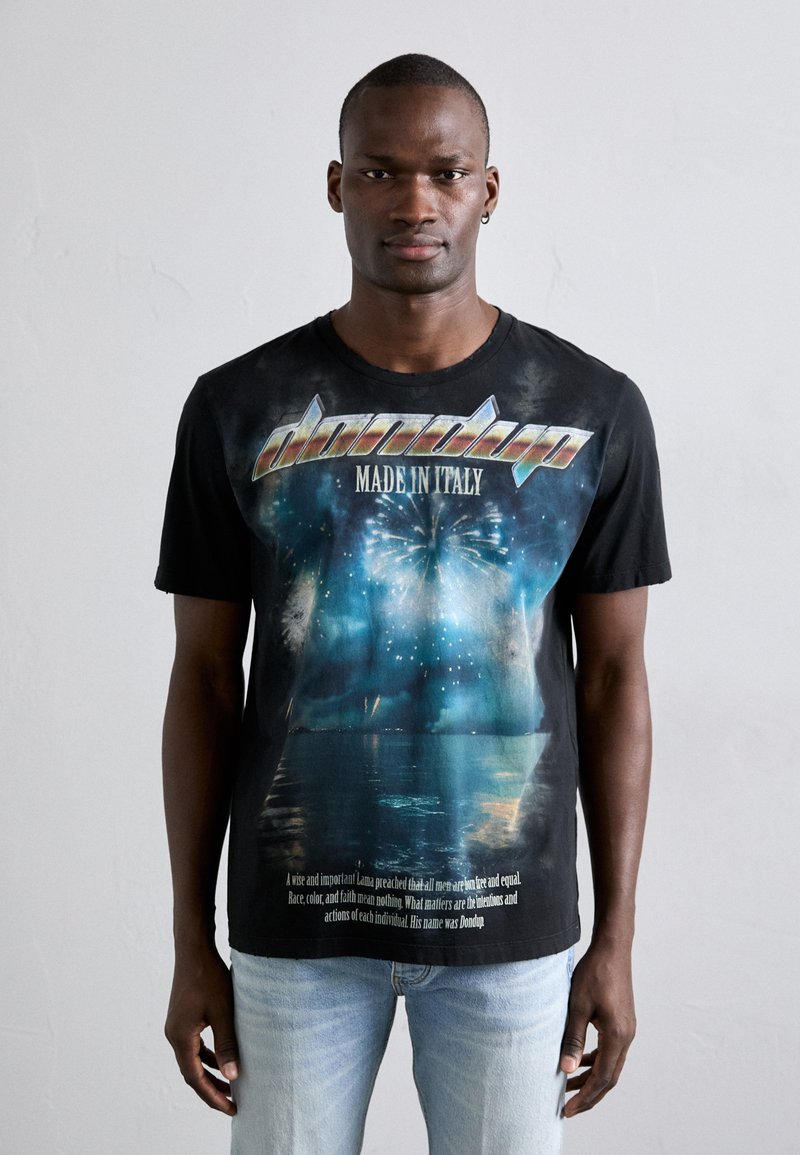 Mustapaita, jossa on värikkäät ilotulituskuvat ja tekstit "Dondyn" ja "Valmistettu Italiassa". Lyhyet hihat, pyöreä kaula-aukko ja normaali istuvuus.