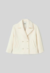 Manteau crème croisé avec col cranté, tissu texturé, boutons dorés et deux poches avant.