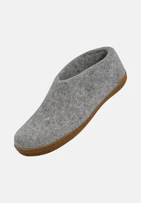 Grå fleece toffel med öppen bakdel, en slät yta och en gummisula. Har en rund tå och subtila sömnadsdetaljer.