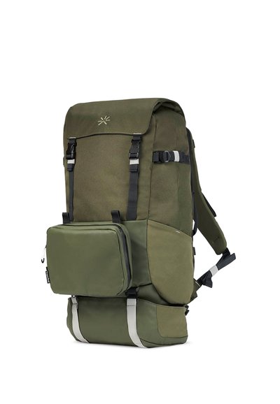 Mochila verde con un amplio compartimento principal, correas ajustables, un bolsillo frontal y detalles reflectantes. Hecha de un tejido duradero.