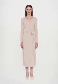 Diane von Furstenberg ASTRID WRAP DRESS - Svetríkové šaty - bare