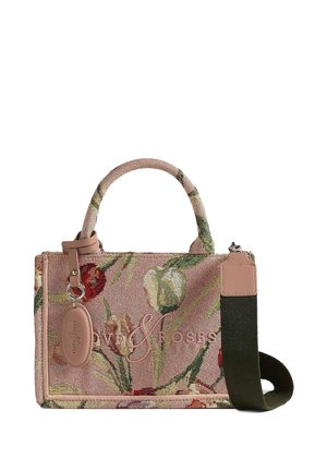 Handtasche mit floralem Muster in pinken Farbtönen, ausgestattet mit einem Obergriff und einem abnehmbaren Tragegurt. Mit einem Anhänger, auf dem das Logo "Love & Roses" prangt.