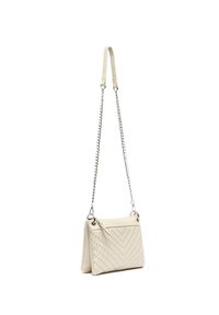 Beiger Lederhandtasche mit einer Kettenriemen, die ein Chevron-Muster und silberne Nieten aufweist. Glatte Textur, rechteckige Form und mit Reißverschluss.