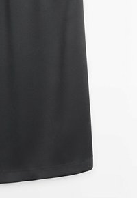 Robe noire présentant une texture lisse, une longueur jusqu'au sol et un ourlet simple. Aucun motif ou ornement visible.